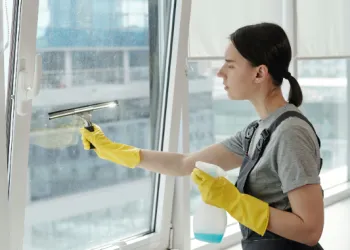 Ablakpucolás - Cleanhouse Team Kft.